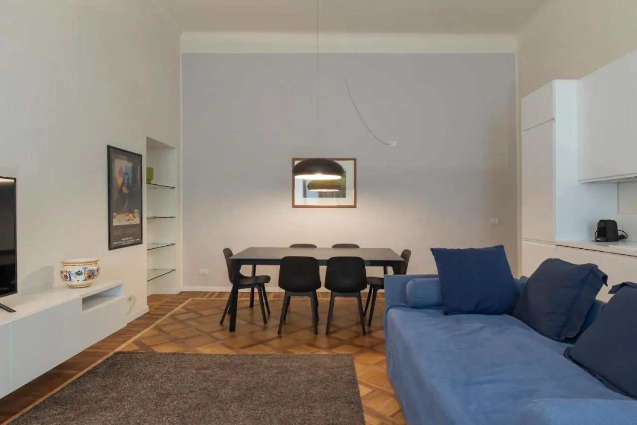 Luxury Apartment Near Duomo Italia 38 Milánó